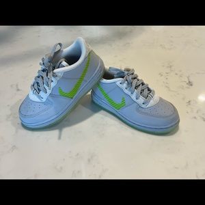 Nike Air Force 1 LV8 3 Wolf Grey Ghost Green Boys Shoes
